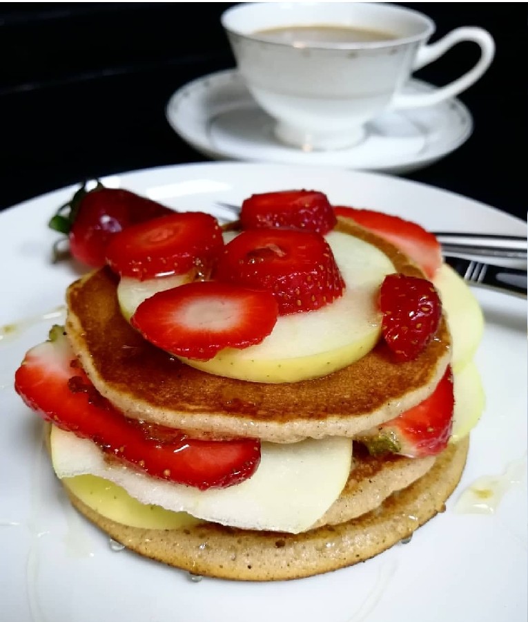 عکس پنکیک با تایپینگ میوه و عسل همراه نسکافه برای صبحانه عالی ?????