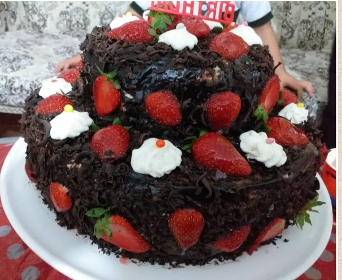 عکس کیک اسفنجی با روکش گاناش و شکلات رنده شده