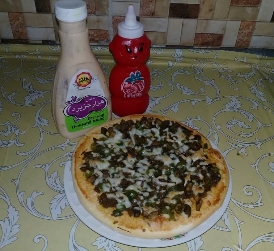 عکس پیتزا با گوشت و قارچ