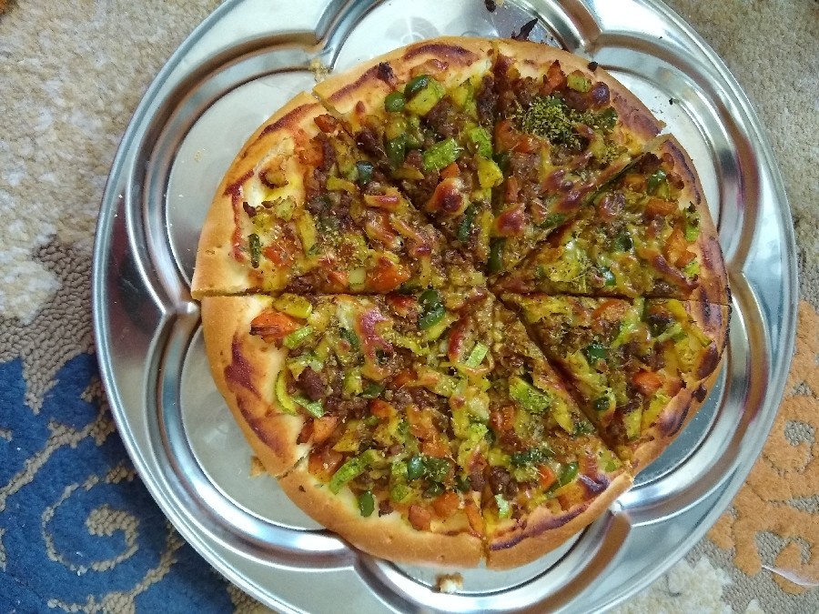 پیتزا گوشت و سبزیجات