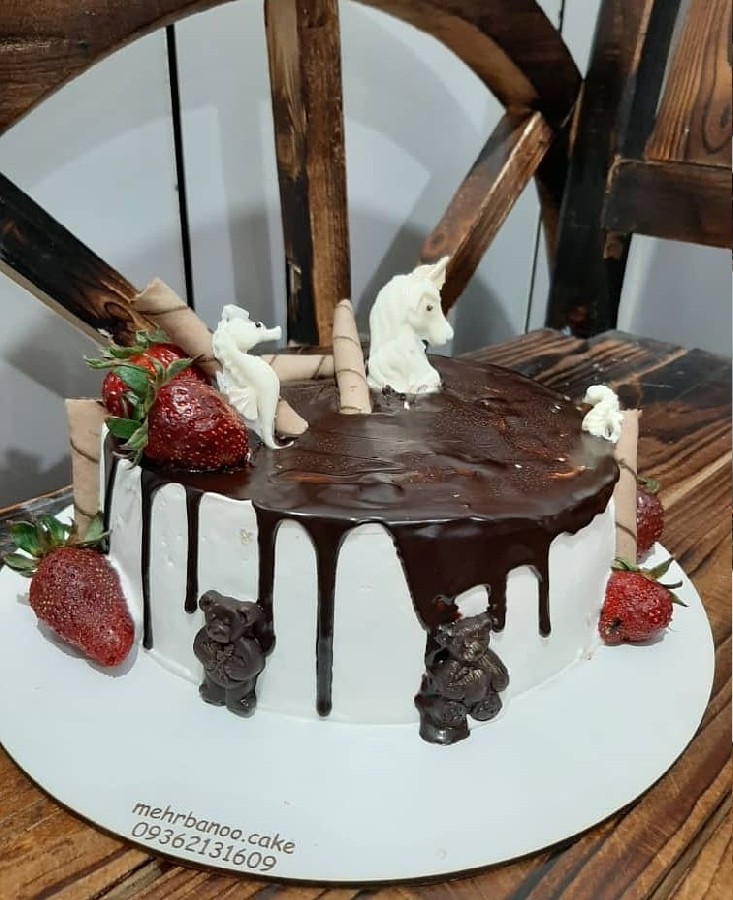 عکس  کیک وانیلی با تزیین شکلات