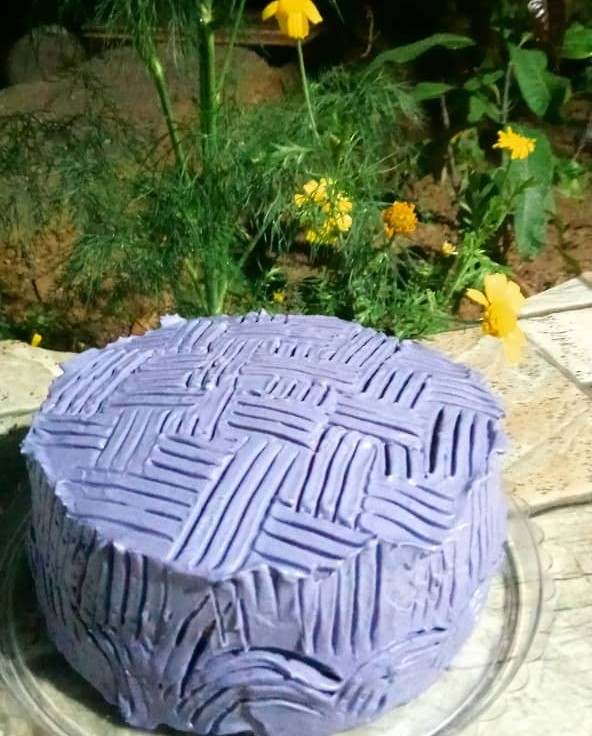 کیک اسفنجی با تزیین ساده