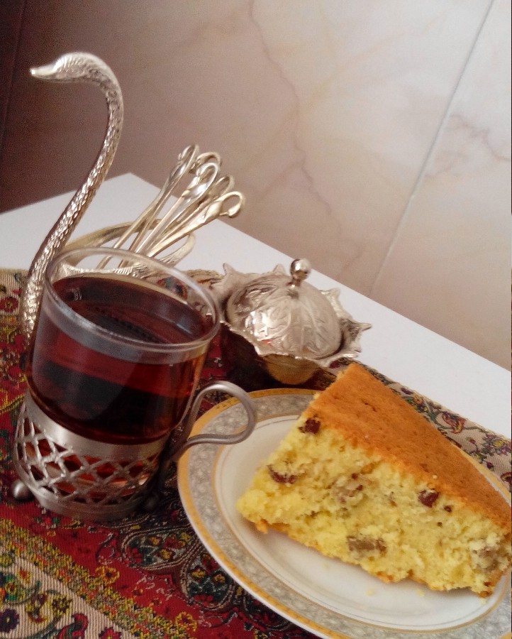 عکس کیک گردویی کشمشی با عطر گلاب وزعفران ووانیل