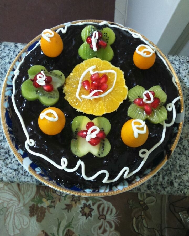 عکس کیک خیس با تزیین خامه و میوه