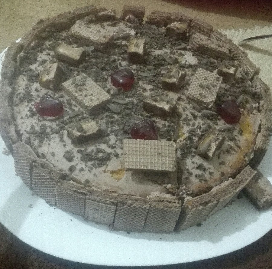 عکس کیک اسفنجی با خامه و ویفر شکلاتی