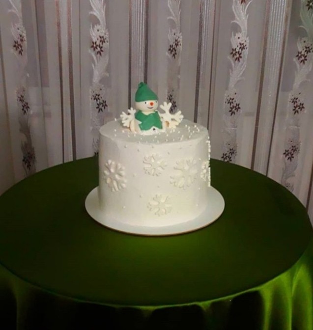 عکس کیک خامه ای با آدم برفی دست ساز