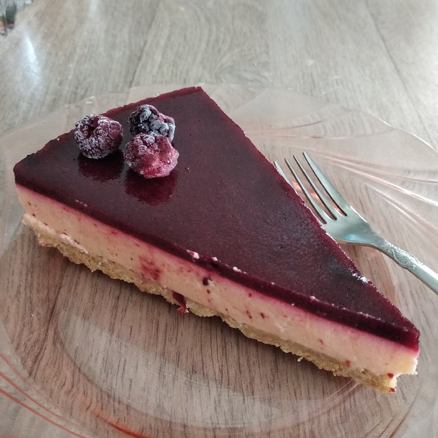 چیز کیک یخچالی با سس تمشک