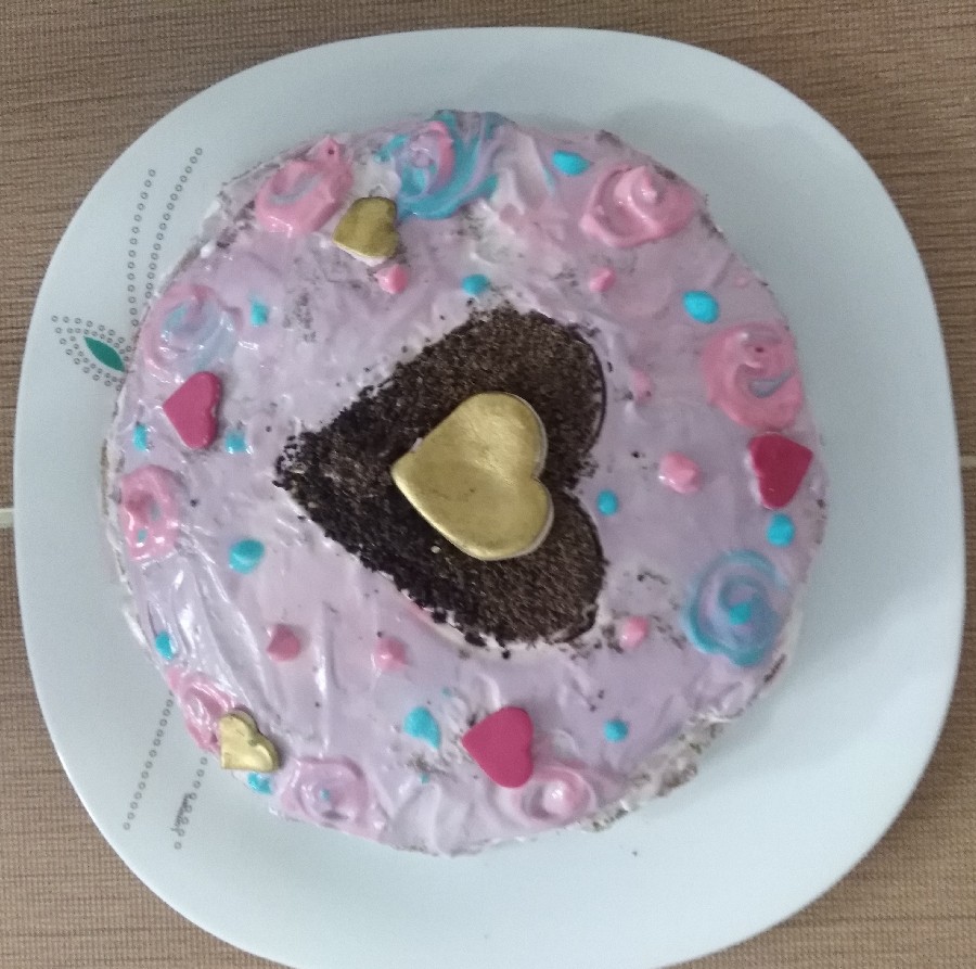 عکس کیک اسفنجی شکلاتی با خامه بدون وسایل کاردک و قیف و ماسوره