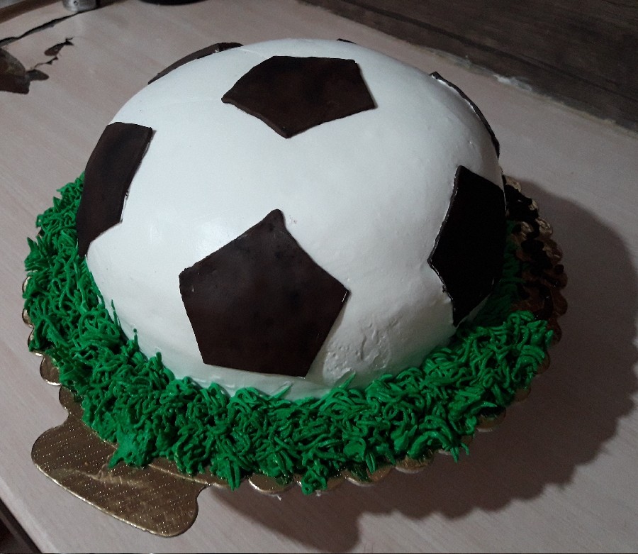 عکس کیک فوتبال با فیلینگ موز وگردو