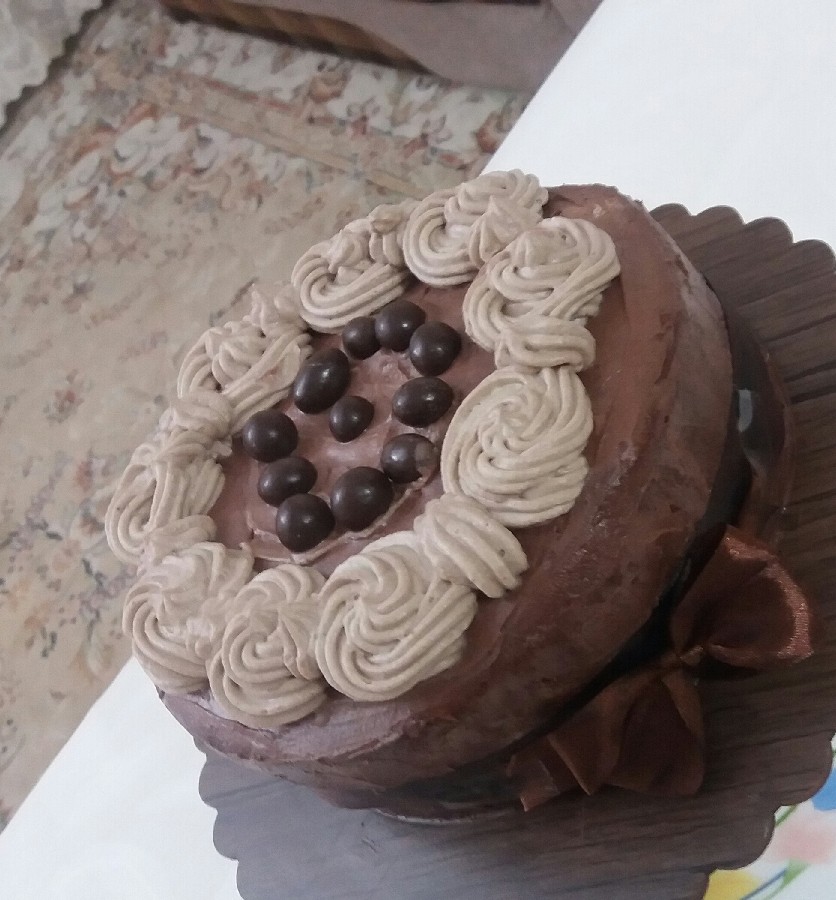 عکس کیک شکلاتی با فیلینگ موز و گردو