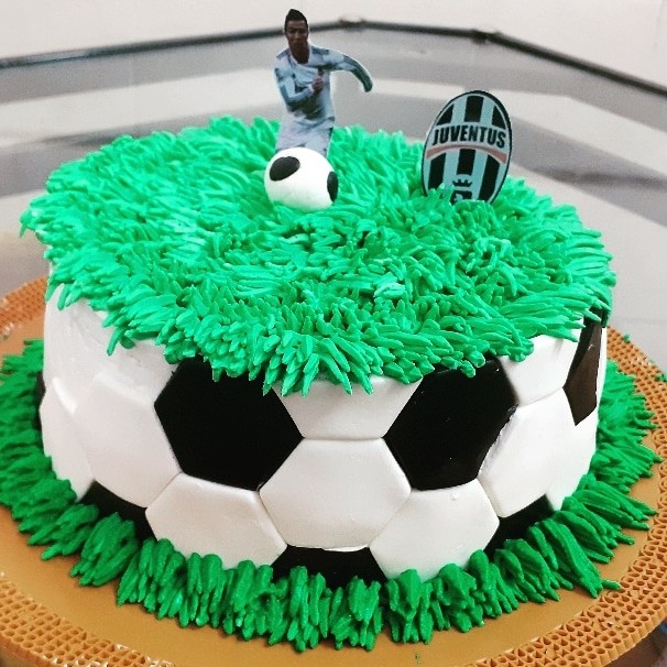 کیک‌ با  تم   فوتبالی