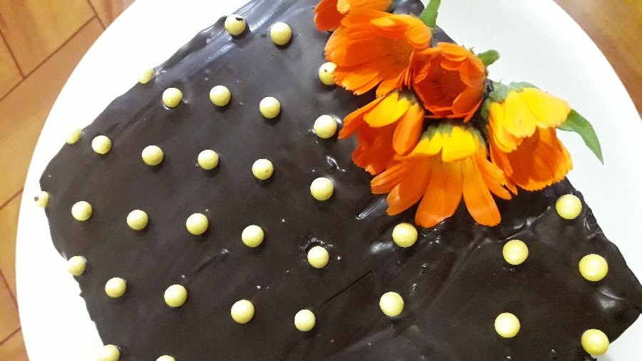 عکس اینم از کیک با روکش شکلاتی و گل های همیشه بهارزیبا
