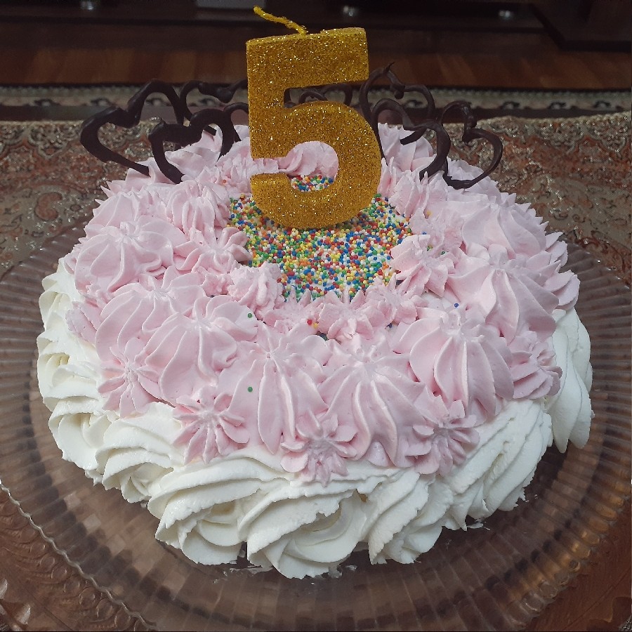 عکس کیک با فیلینگ موز و گردو 