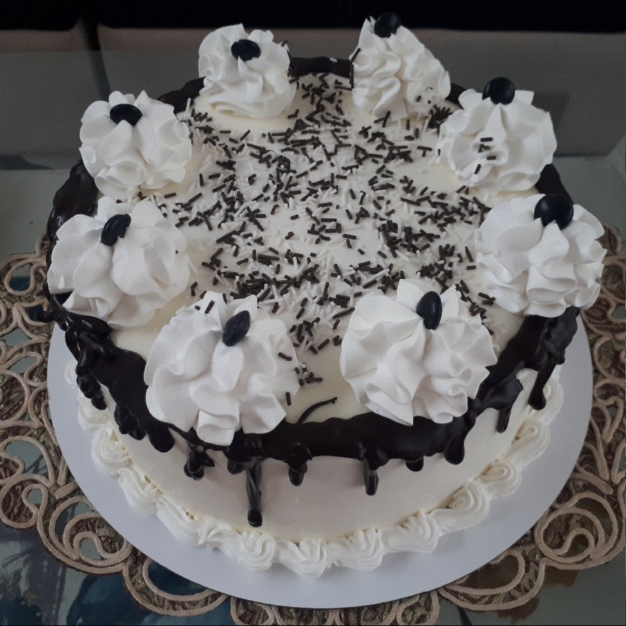 عکس کیک خامه ای با تزیینات شکلات