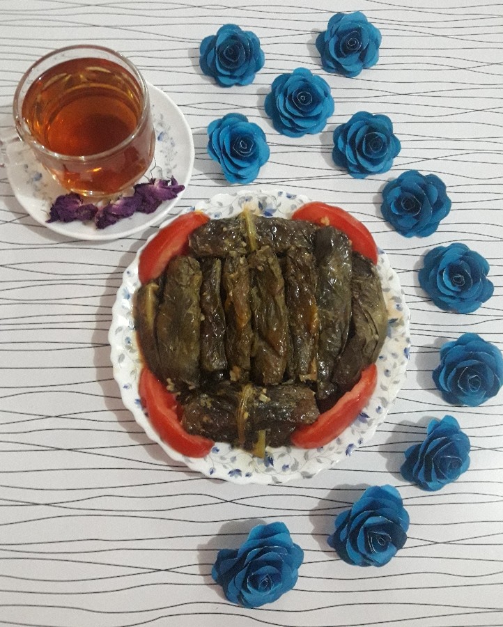 عکس دلمه کاهو با چای گل محمدی