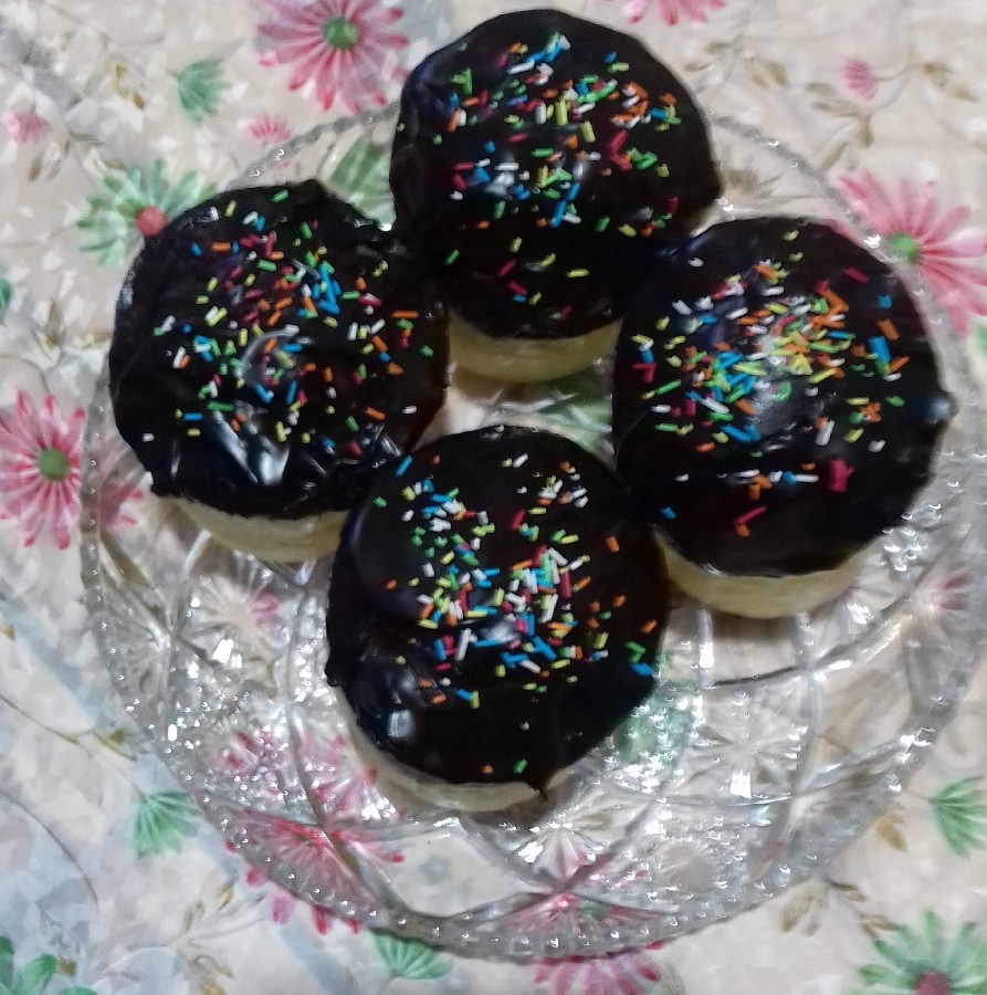 عکس کاپ کیک سه رنگ زعفرونی کاکائویی وانیلی
