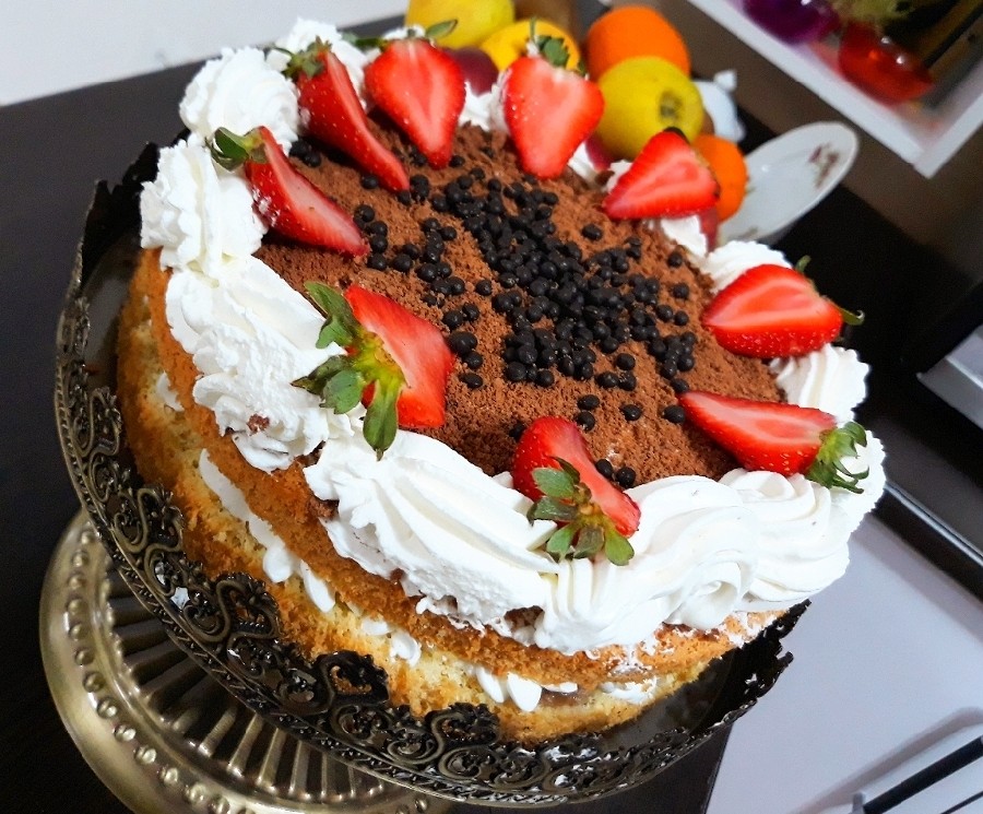 کیک خامه ای با فیلینگ موز و شکلات و گردو