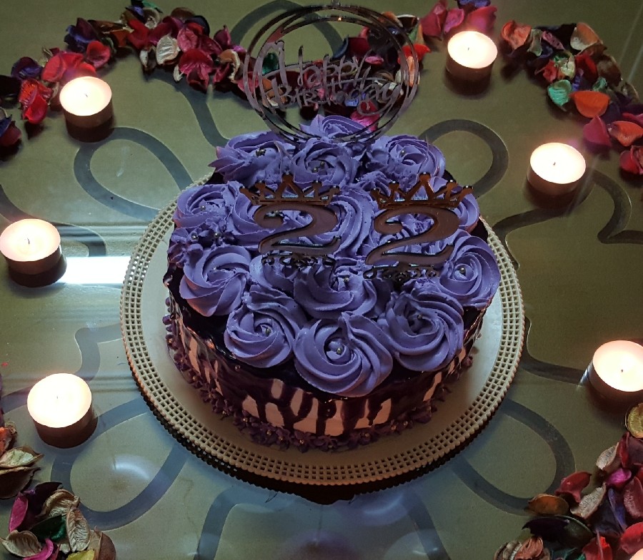 عکس کیک تولد 
با تزیین رزت و بریلو 
#کیک_تولد#تولد#کیک#کیک_اسفنجی#رزت