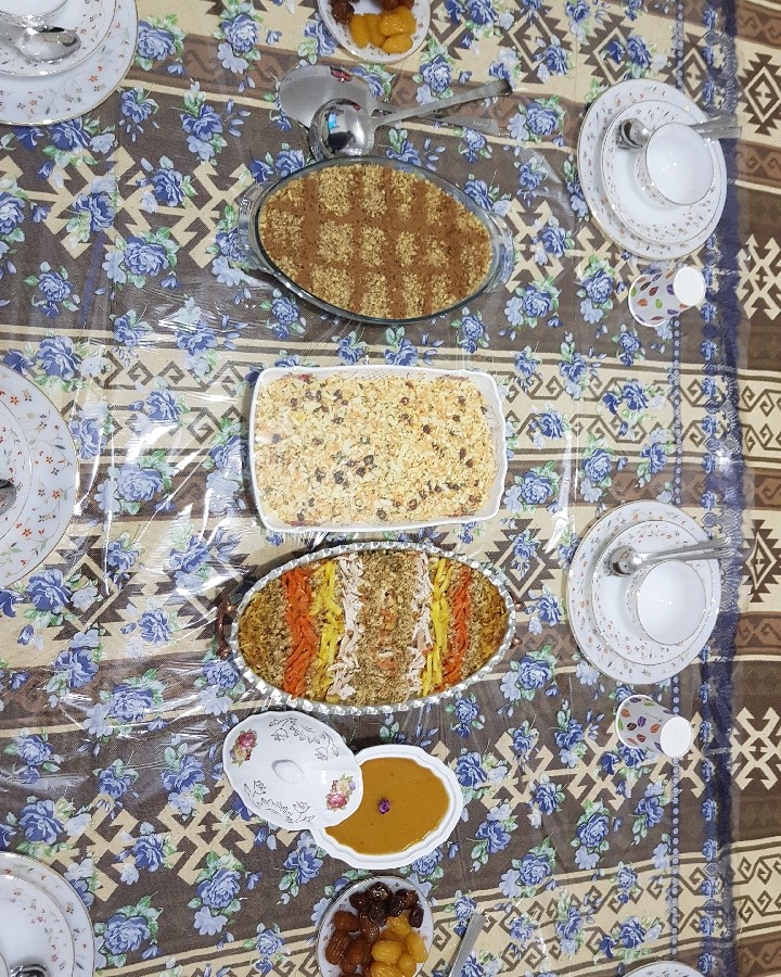 اینم از تدارکات من برای افطار??البته قبل اومدن مهمونا عکس گرفتم که هنوز غذا هارو نیاورده بودم 