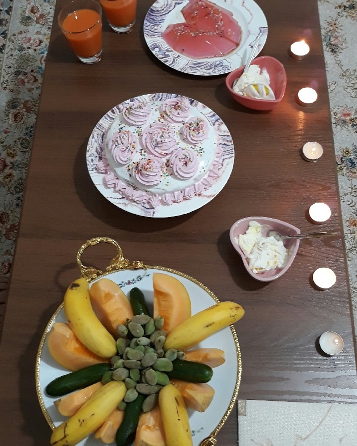 عکس میز تولدم بیستم اردیبهشت
کیک اسفنجی با دستور خانم خدمتی 
عالی شده بود البته اولین تجربه خامه کشی ام بود 