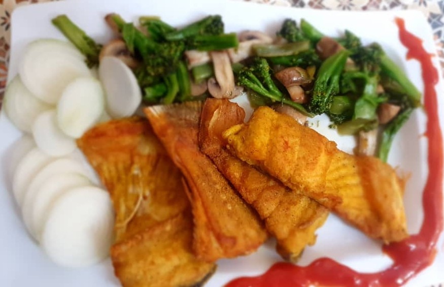 عکس ماهی قزل آلا به همراه سبزیجات