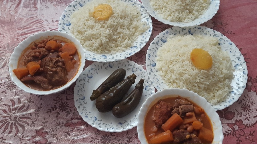 عکس برنج و خورشت لوبیا و هویج به همراه گوشت بوقلمون راستی ترشی بادمجون کارخودمه 