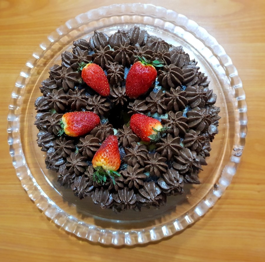 کیک زبرا با تزئین خامه شکلاتی