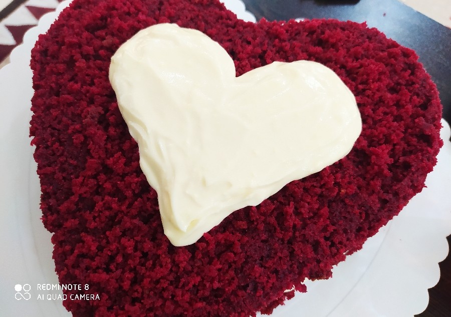 عکس کیک مخمل قرمز  با فیلینگ پنیری