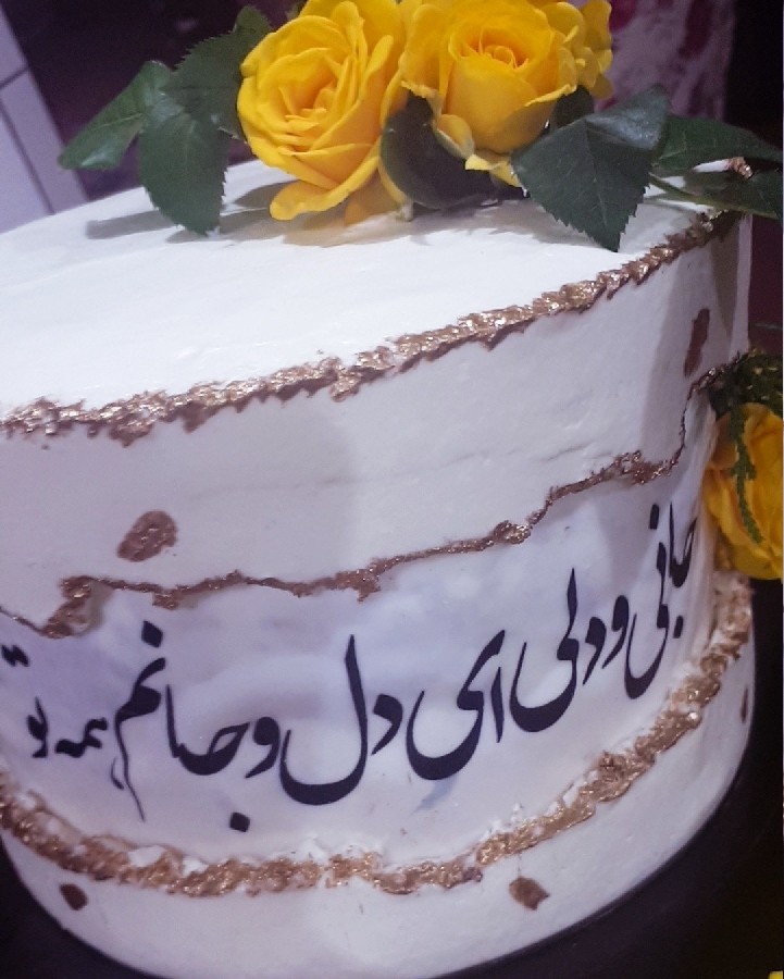 عکس کیک اسفنجی با فیلینگ موز ،گردو و شکلات چیپسی با تزیین گل طبیعی