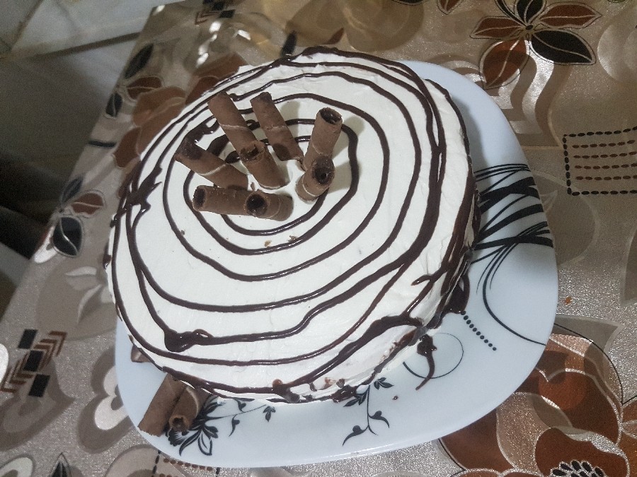 کیک خامه ای با فیلینگ گردو و کشمش