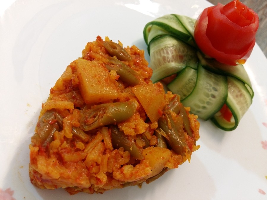عکس دمی گوجه ساده با بقچه سالاد شیرازی