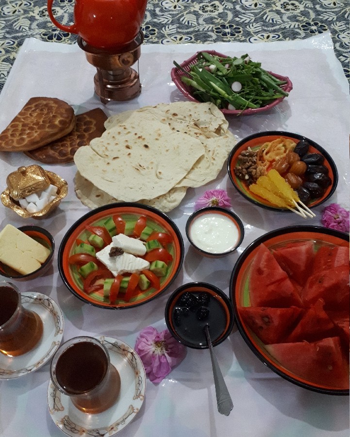 عکس افطاری ساده با نونهای خانگی خودم پز???