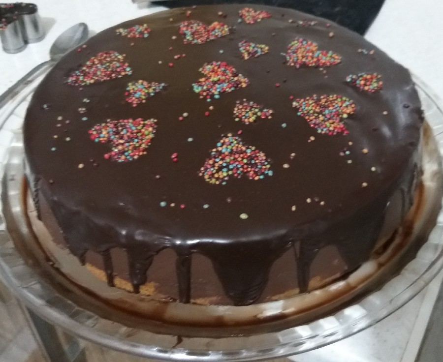 کیک اسفنجی با تزئین شکلات