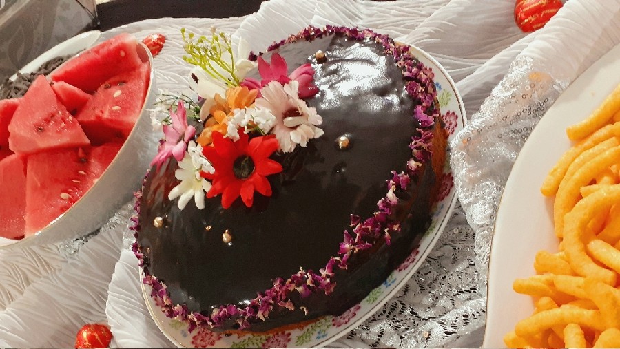 عکس کیک زنجبیلی با سس شکلات