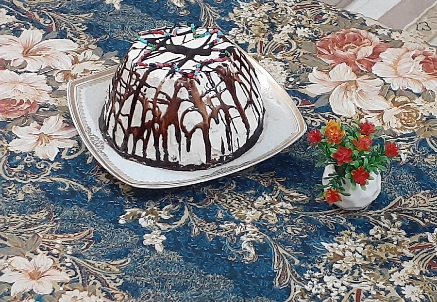 کیک اسفنجی شکلاتی -خامه ای
