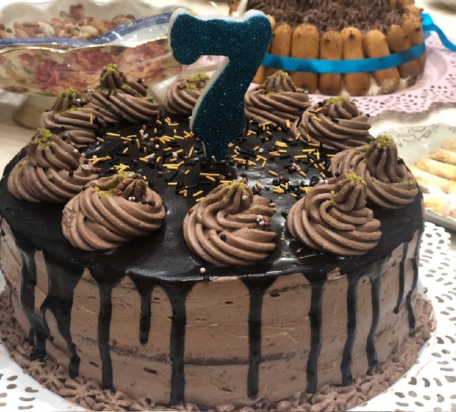 عکس کیک تولد شکلاتی با فیلینگ موز و گردو ،شکلات 
چطوره؟?