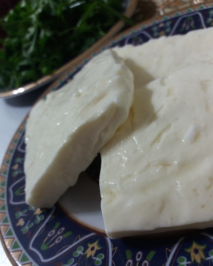 پنیرهای خونگی خوشمزه ای که درست کردم در کنار سبزی محلی