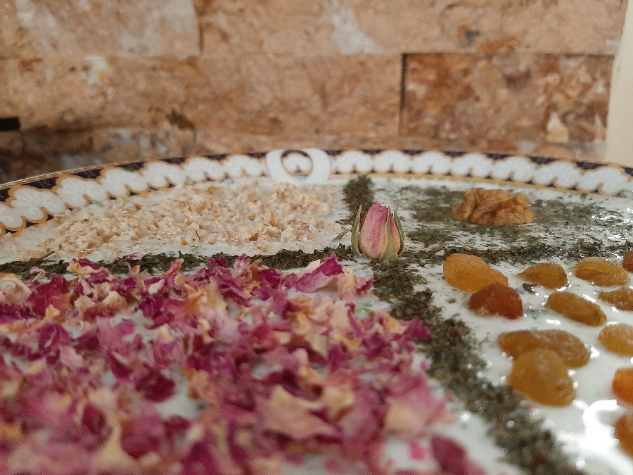 عکس ماست و خیار با تزیین گل محمدی پودر گردو و کشمش و نعنا 