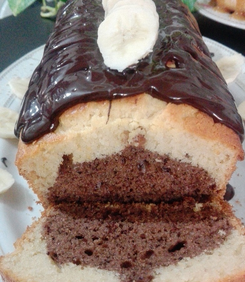 عکس کیک دو رنگ به همراه سس شکلات