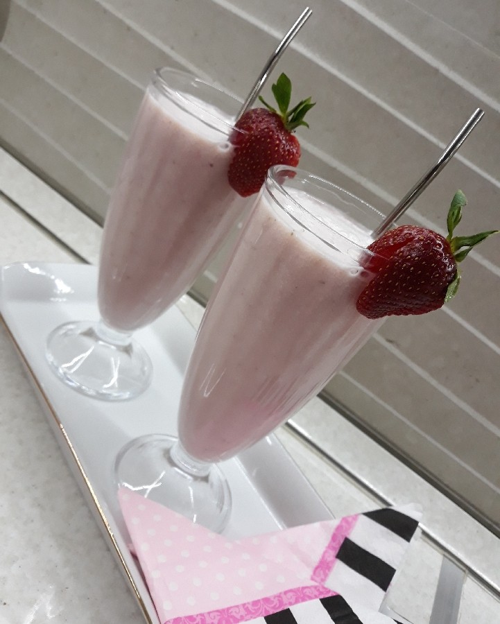 شیر موز توت فرنگی