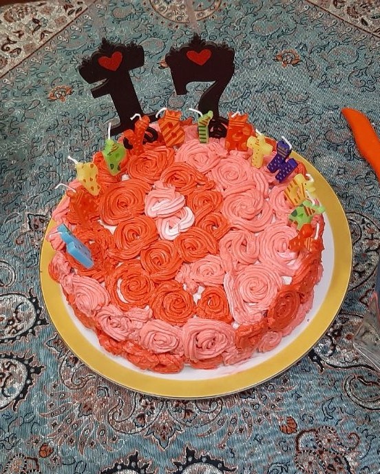 کیک اسفنجی با روکش خامه و تزیین گل ?