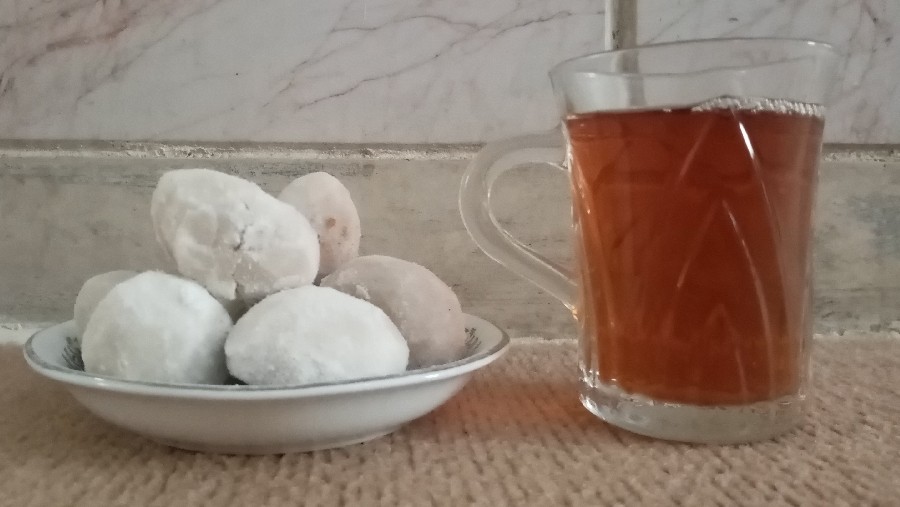 شیرینی قطاب یزد با چای 