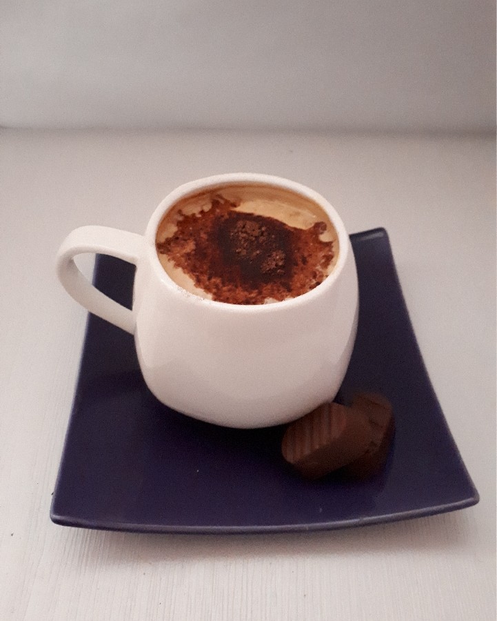 عکس کاپوچینو و شیرینی شکلات آلمانی