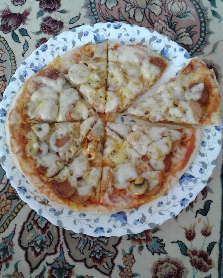پیتزای سوسیس و قارچ