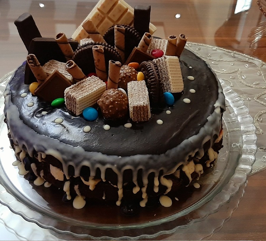 کیک شکلاتی با تزیین مدرن 