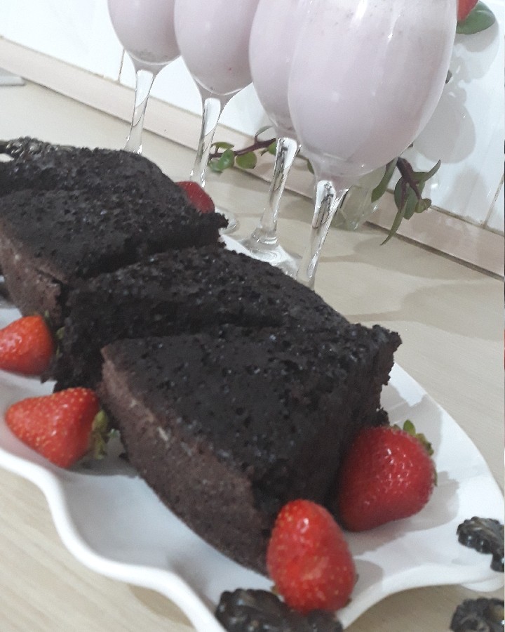 عکس اسموتی توت فرنگی و کیک شکلاتی