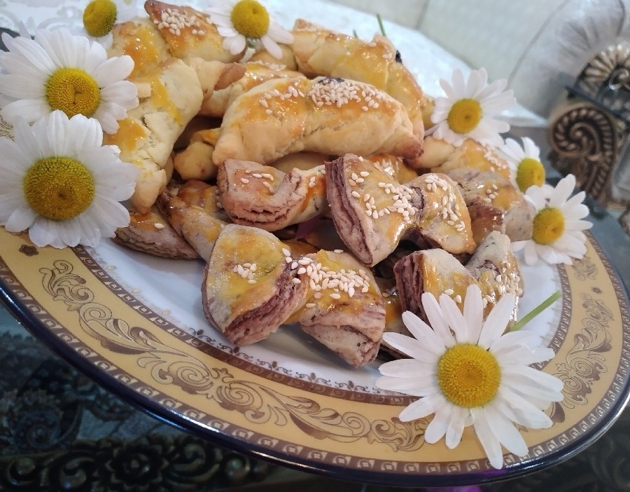 عکس نان کروسان ونان پاپیونی خوشمزه با گلهای بابونه که همسر عزیزم برام تویه گردش با دوستاش آورده بود