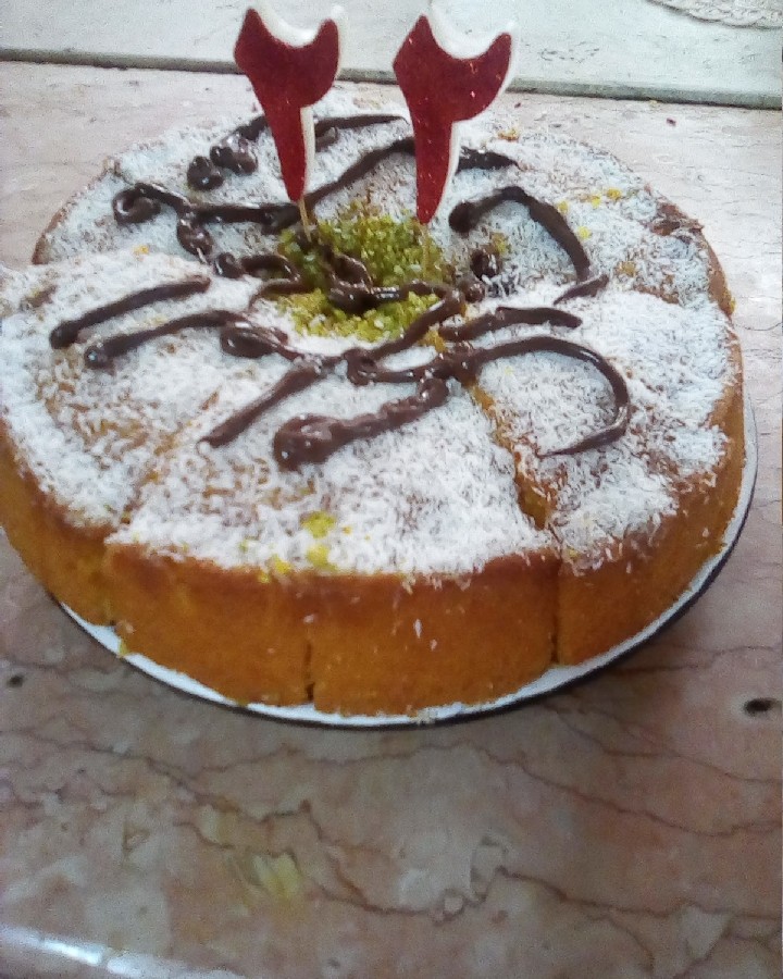کیک تولد اسفنجی زعفرانی