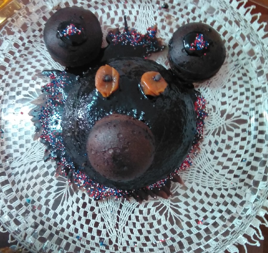 اینم یک کیک اسفنجی و شکلاتی خوشمزه:)
با طرح خرس:)
