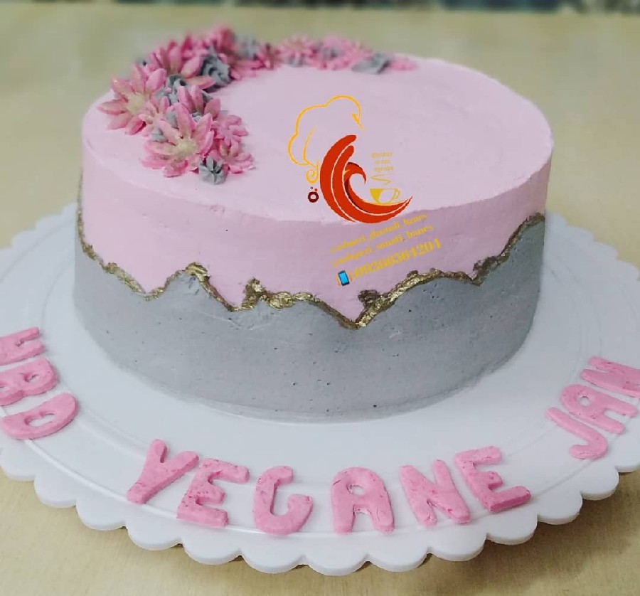 کیک خامه ای با تزئین فوندانت